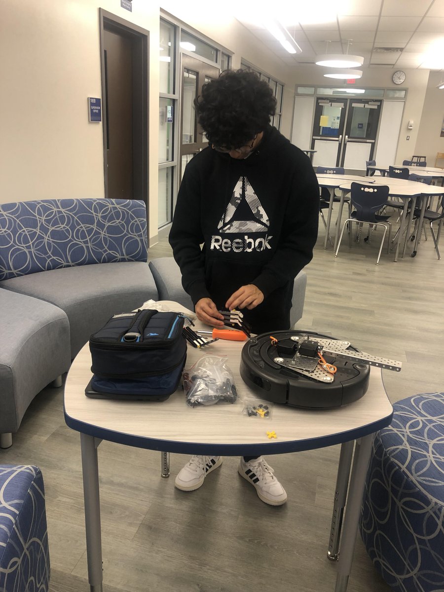 RoboticsSPSD's tweet photo. November 30: Testing with the LEGO Robotics for the Fall Competition! https://t.co/vlgA5FhyLf