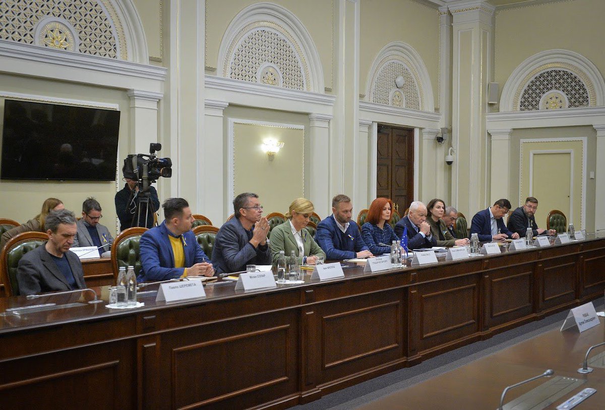 verkhovna_rada's tweet photo. 🇺🇦 Усі розуміють, що зараз в Україні вирішується питання європейської безпеки. І наші бійці потребують військової допомоги. Про це сьогодні говорили з делегацією @GLOBSEC @RobertVassGLB, @KolindaGK, @PavloSheremeta, — @OlekKorn. 

#StandWithUkraine https://t.co/cWALdbE3pv