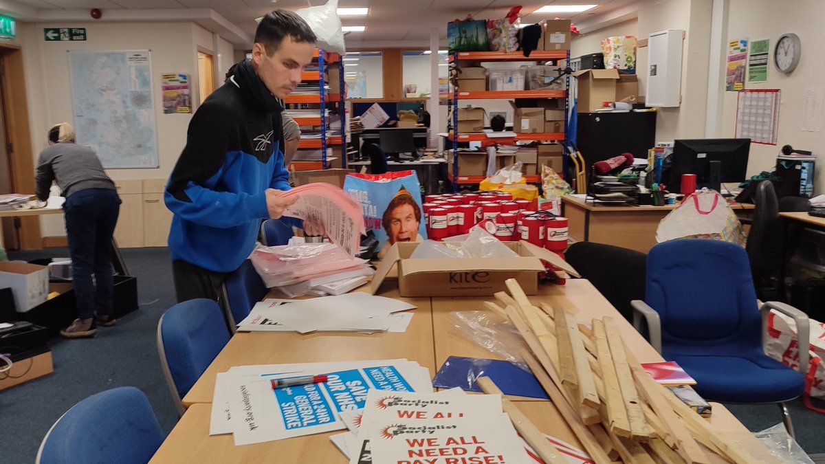 Welikumbura's tweet photo. Preparation for tomorrow's Strike really &amp; protest called by @CWUnews at the @Socialist_party HQ.

#UK #CostOfLivingCrisis #protests #WorkingClassUnited https://t.co/lOeohVNPQy