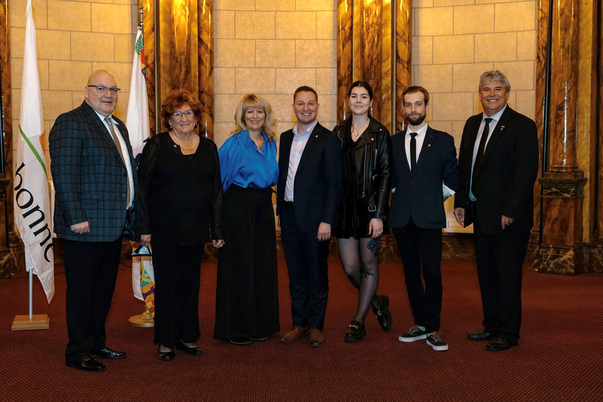Nos récipiendaires de l'Ordre des grands Terrebonniens et des grandes Terrebonniennes 2022. Bravo à <a href="/CoachDubuc/">Robert Dubuc</a>, Charlotte Martel, Nathalie Godard, Véronique et Sébastien Benoit de Brut Restaurant de proximité et <a href="/GillesBordonado/">Gilles Bordonado</a> de @revueterrebonne!  #terrebonne #polmun #polqc