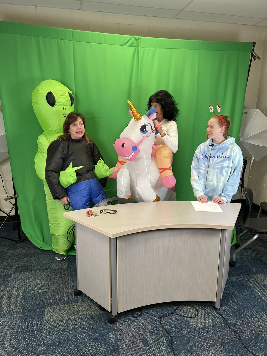 MtnViewLC's tweet photo. Our wonderful admin dressing up for the students because we reached our Den Dash goal!! They are so fun! @ReneeGarriss @mrssherrygreen https://t.co/zrxAdnXcMJ