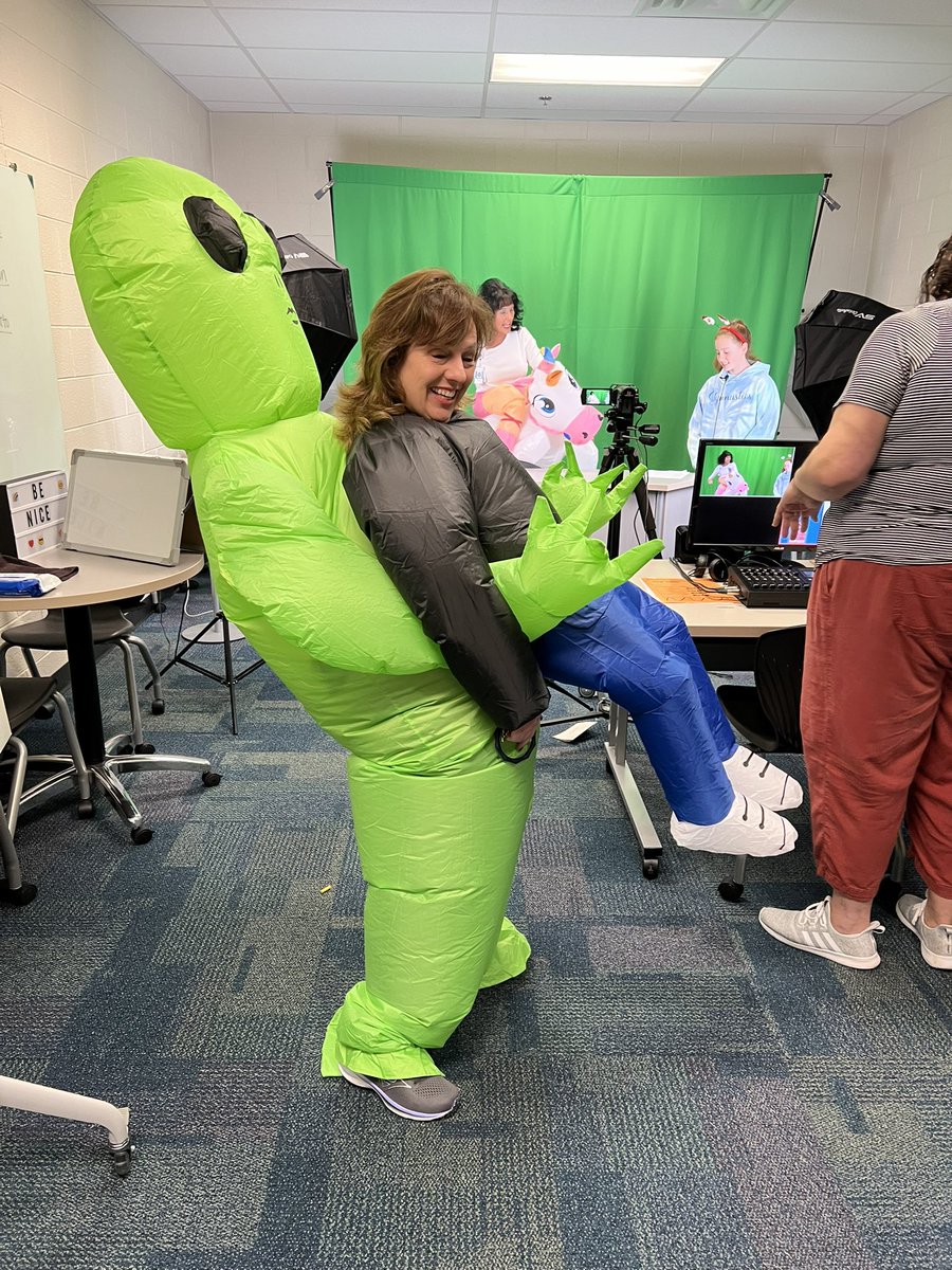 MtnViewLC's tweet photo. Our wonderful admin dressing up for the students because we reached our Den Dash goal!! They are so fun! @ReneeGarriss @mrssherrygreen https://t.co/zrxAdnXcMJ