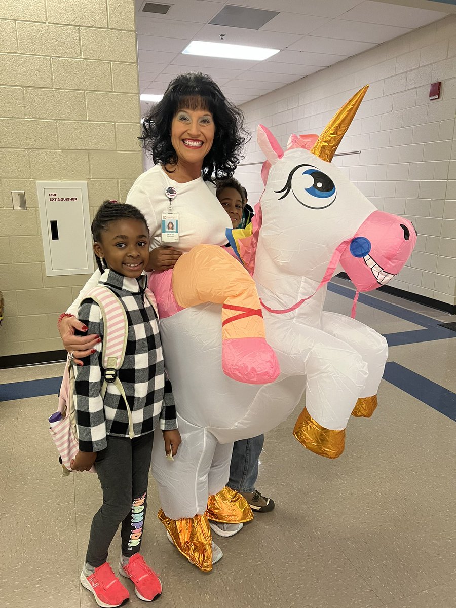 MtnViewLC's tweet photo. Our wonderful admin dressing up for the students because we reached our Den Dash goal!! They are so fun! @ReneeGarriss @mrssherrygreen https://t.co/zrxAdnXcMJ
