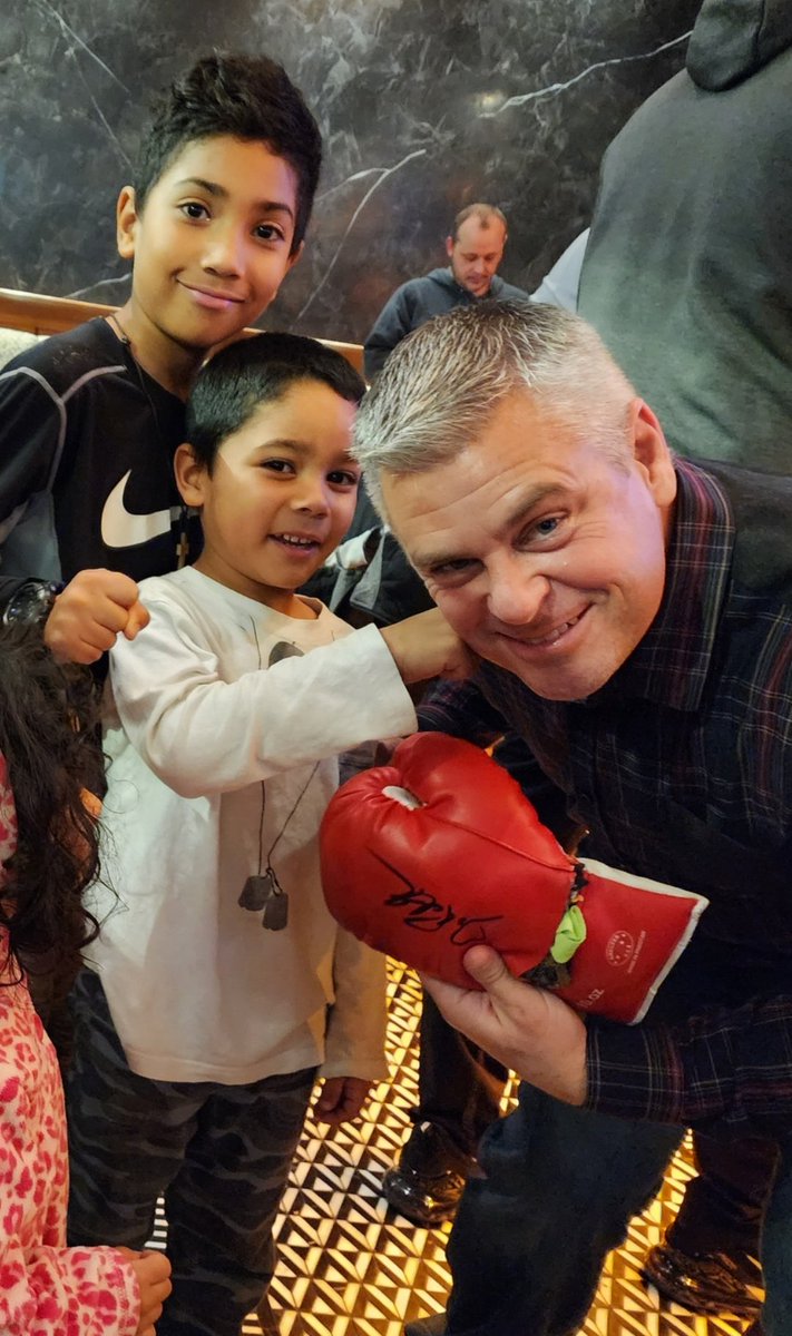 PapaPenguin21's tweet photo. @GlassJoeJP #StillBarking book signing last night was a knockout at #Burtonsgrill. Great crowd and great food. @JunksRadio @bitseason

My son DJ leading with the jab.
#ChasingRocky https://t.co/luoNh8YGEa