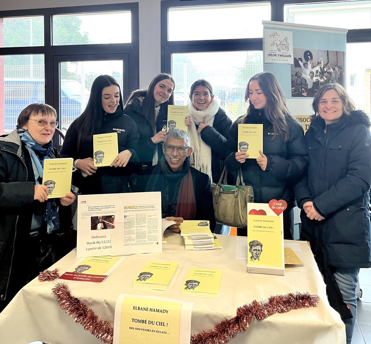 EEhamady's tweet photo. Il y a des moments comme ça…
Dédicaces ce midi au marché de Noël organisé par les premières UNESCO du #lyceejarennes au profit de l’association crèche d’Arequipa. https://t.co/P79KTvvD6B