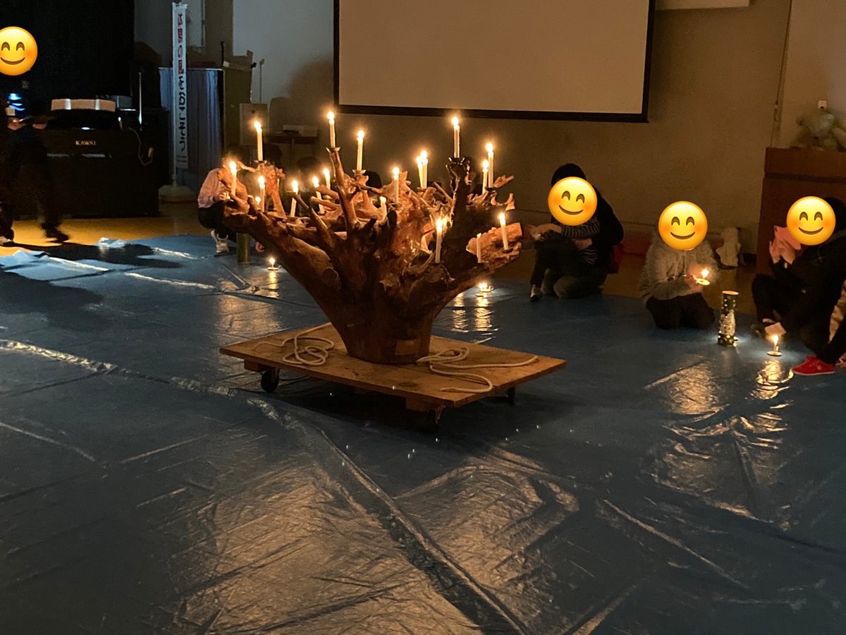 MEETS0417's tweet photo. 12月3日(日)、呉羽青少年自然の家でのイベント「くれはdeクリスマス」にて、親子で行う竹灯篭作りの補助をさせて頂きました。
夜には作った竹灯篭でキャンドルナイトを行いました。 https://t.co/nMrPBGt7ZZ