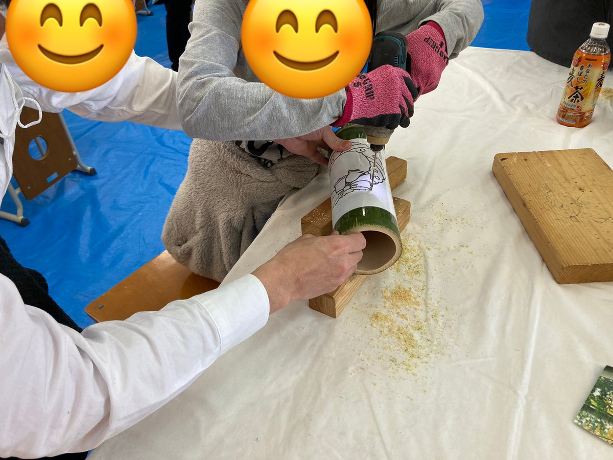 MEETS0417's tweet photo. 12月3日(日)、呉羽青少年自然の家でのイベント「くれはdeクリスマス」にて、親子で行う竹灯篭作りの補助をさせて頂きました。
夜には作った竹灯篭でキャンドルナイトを行いました。 https://t.co/nMrPBGt7ZZ