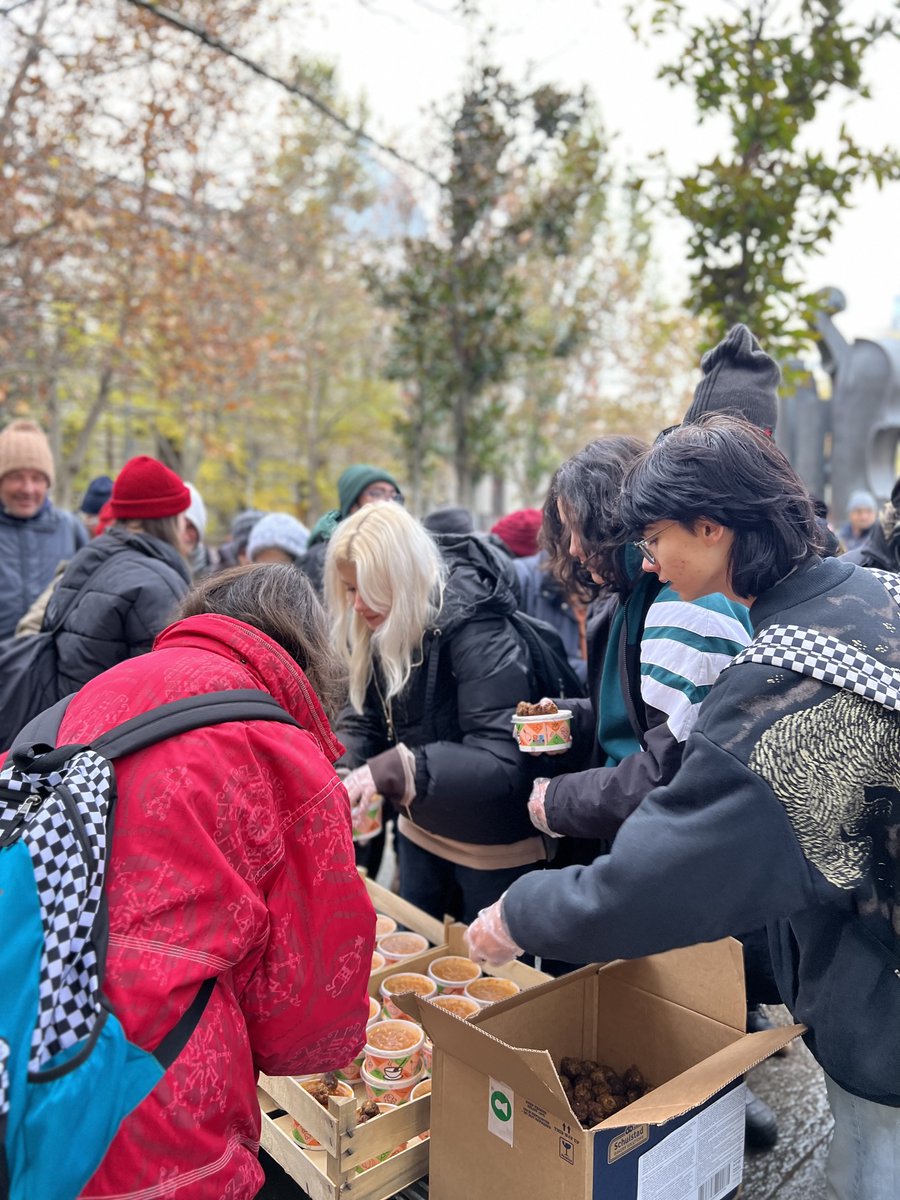 ngointercalat's tweet photo. Rainy day π§οΈ #subcerulliber
Fast & successful delivery of 100 food portions to those in need, living on the streets of #Bucharest.
Thankful for our #intercalat volunteers team. πͺ
Want to get involved? DM us & share our materials. https://t.co/zkQqIImHoi