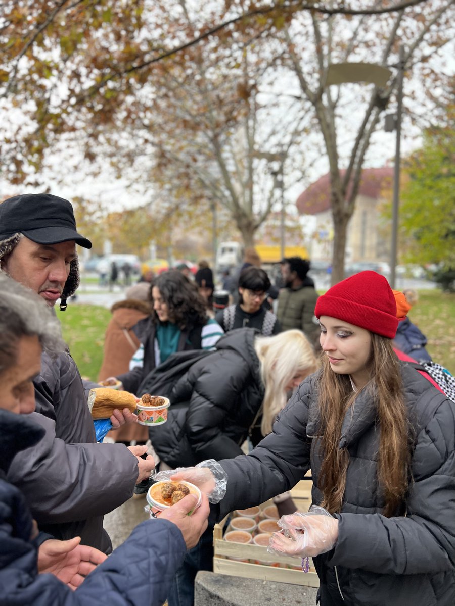 ngointercalat's tweet photo. Rainy day π§οΈ #subcerulliber
Fast & successful delivery of 100 food portions to those in need, living on the streets of #Bucharest.
Thankful for our #intercalat volunteers team. πͺ
Want to get involved? DM us & share our materials. https://t.co/zkQqIImHoi
