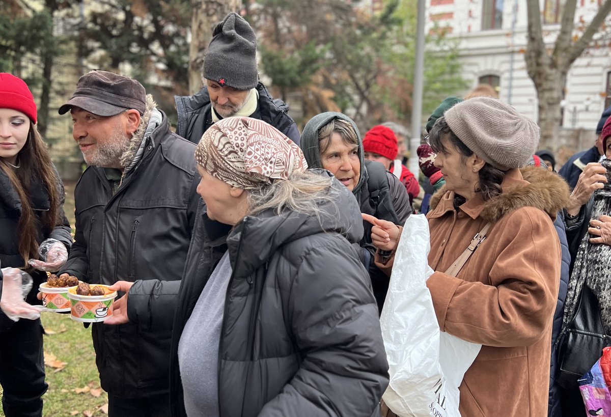 ngointercalat's tweet photo. Rainy day π§οΈ #subcerulliber
Fast & successful delivery of 100 food portions to those in need, living on the streets of #Bucharest.
Thankful for our #intercalat volunteers team. πͺ
Want to get involved? DM us & share our materials. https://t.co/zkQqIImHoi
