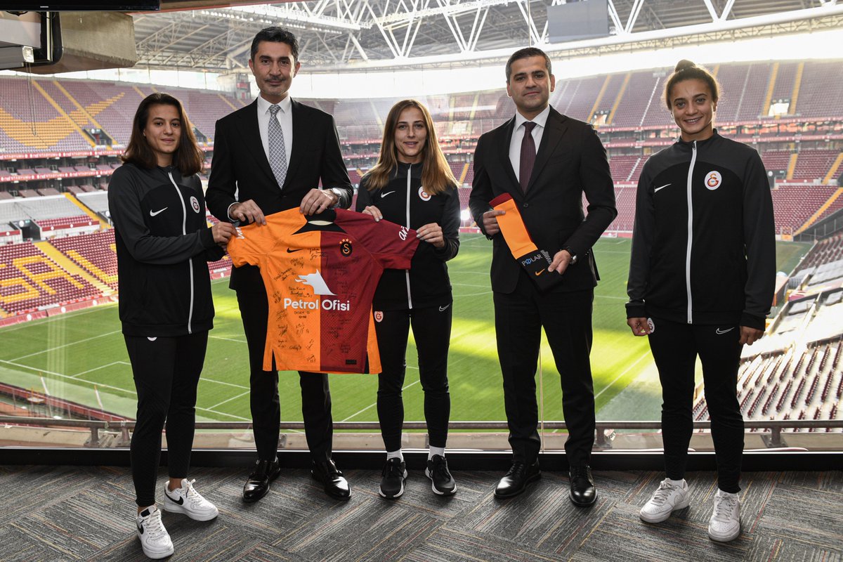 Kadın Futbol Takımımızın çorap sponsoru Polar Dış Ticaret oldu.

🔗 galatasaray.org/haber/futbol/k…