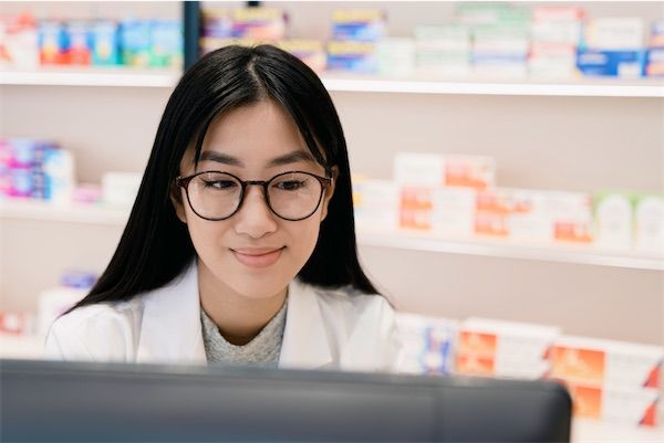 Linkando1's tweet photo. Spannender Artikel auf https://t.co/inL0Sr1Sx6. Wenn Kunden Medikamente online bestellen, benötigen sie noch immer eine Beratung. Vollversand-Apotheken mit Online-Shop brauchen deshalb die richtigen Tools für effektive Telemedizin.

https://t.co/4CAqhhz7WP https://t.co/qKYCeuU3rT