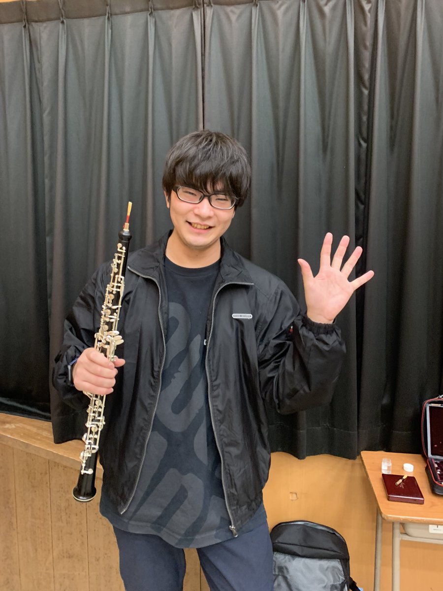 aigeiOBOE's tweet photo. 【#festedioboe まであと5日❗️】
本日は室内楽の授業で喜びの島をレッスンして頂きました✨
特練終了後、ヘリウムガスを使って面白く動画を撮る予定でしたが…失敗が続きガスが終了してしまいました❗️😩その為国崎地声の声変換となっております💪✨
写真は癒し系フェイスの学部3年大久保龍太です🌟 https://t.co/uTAQ9vbLLB