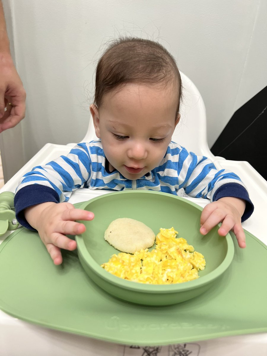 AndreaCa_'s tweet photo. Esta foto la debería mandar a enmarcar… LA PRIMERA AREPA DE MI BEBÉ 💘😍💗 https://t.co/N074MVraCw
