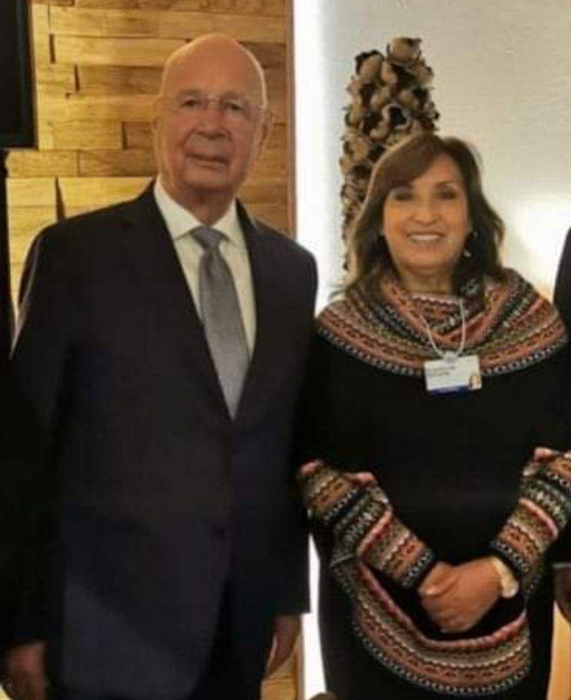 issajarmordejai's tweet photo. En menos de 24 hrs. el #NOM arregla toda la tensión en #Perú 🇵🇪. Como Pedro Castillo ya no servía, coloca a Dina Boluarte como Presidenta hasta el 2026, sin ninguna elección 🤦🏽‍♂️. Aquí en la foto junto a su jefe, Klaus Schwab. Otro gobierno títere en América del Sur. #DocF https://t.co/l6K5UJH18R