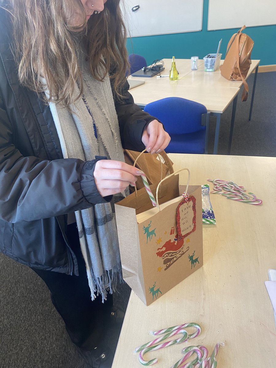 FYiBlackpool6th's tweet photo. Our Literacy Champions have been hard at work this morning preparing the Secret Santa Book Drop. Look out in all break out areas for one of these festive bags. Take home and enjoy! @BlackpoolSixth @B6Council @Literacy_Trust #GetBlackpoolReading #BookDrop https://t.co/HybPYRNLJi