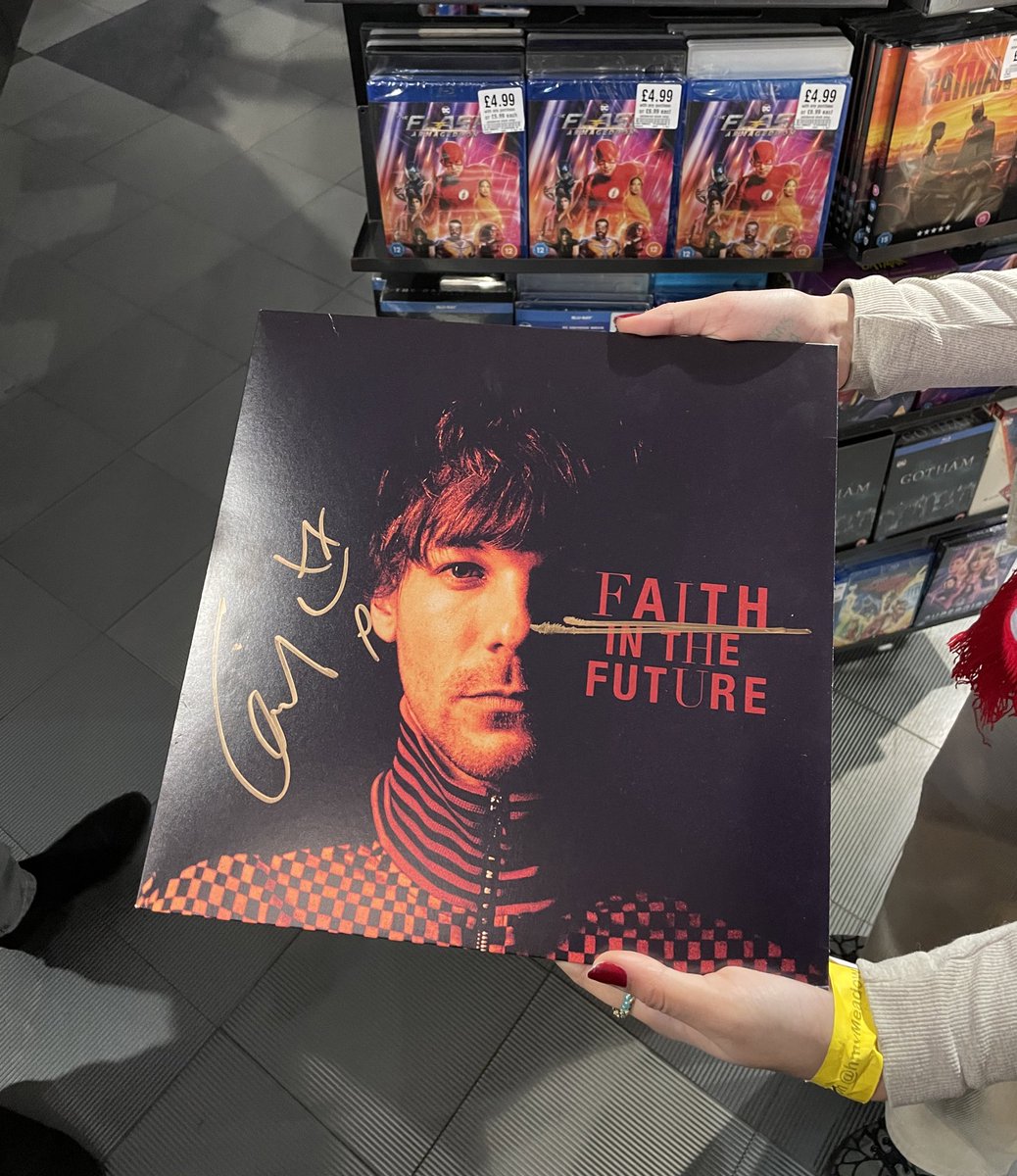 LT91UPDATESIT's tweet photo. Una fan parlando con Louis gli ha detto di non essere molto fiduciosa nella vittoria dell’Inghilterra ai mondiali quindi Louis ha deciso di sottolineare la parola “FAITH” nel vinile dopo averlo firmato 😂 https://t.co/cUyLLhL0p4