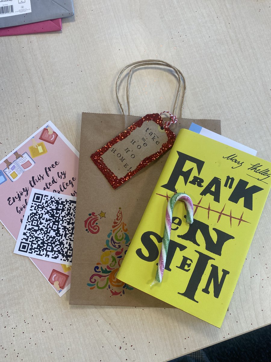 FYiBlackpool6th's tweet photo. Our Literacy Champions have been hard at work this morning preparing the Secret Santa Book Drop. Look out in all break out areas for one of these festive bags. Take home and enjoy! @BlackpoolSixth @B6Council @Literacy_Trust #GetBlackpoolReading #BookDrop https://t.co/HybPYRNLJi