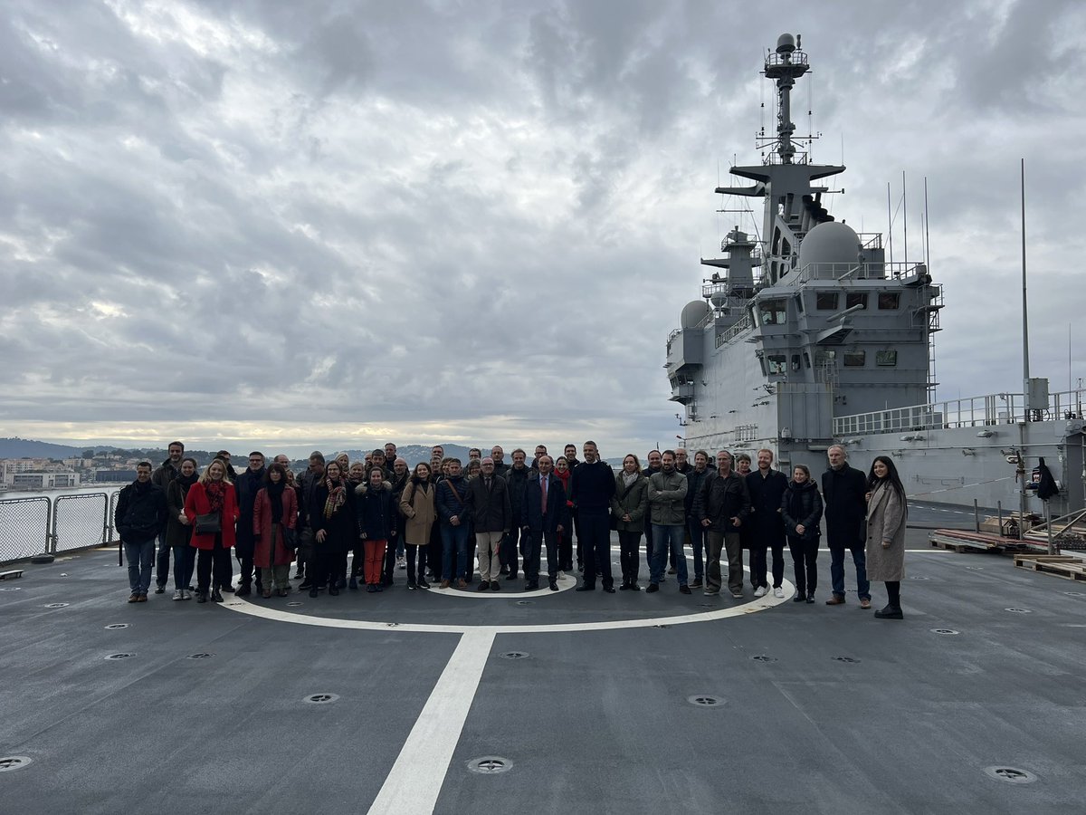 InstitutFMES's tweet photo. âïžÂ«Â Le 21Ăšme siĂšcle sera maritime ! » Le sĂ©minaire axĂ© sur le fait maritime a dĂ©butĂ© sur ces mots prononcĂ©s par le prĂ©sident de la RĂ©publique. Les auditeurs des #SMHES et des #S2M se sont retrouvĂ©s ce matin sur la base de dĂ©fense de #Toulon. 1/2 https://t.co/N0fjYEa9os