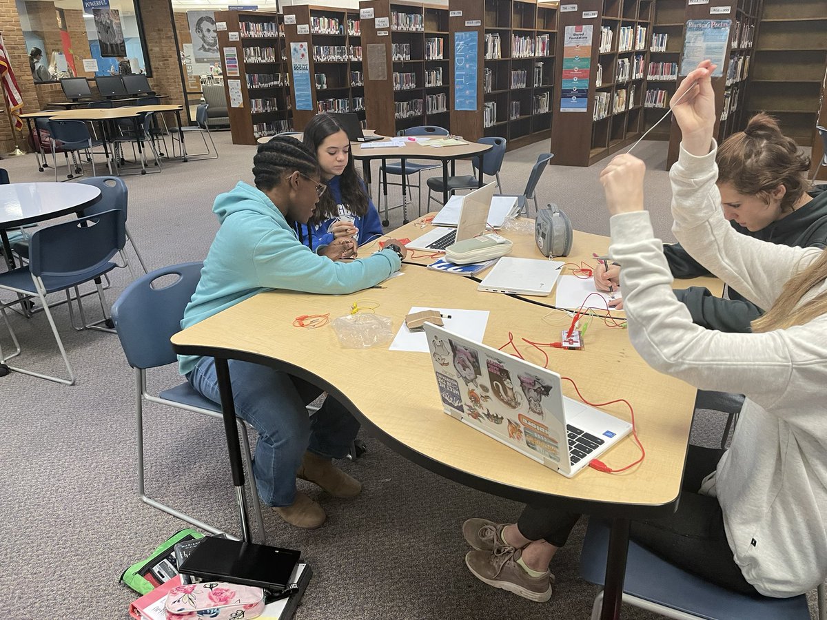 BoroLibrary's tweet image. .@Springboro_SJHS .@SpringboroSuper .@BoroPantherNews In honor of Computer Science Week, Mrs. Nothstine’s, Mrs. Hale’s, &amp;amp; Mrs. Teufel’s 7th Grade Science classes were in @BoroLibrary this week to learn about using @makeymakey to create circuits that will control computers.
