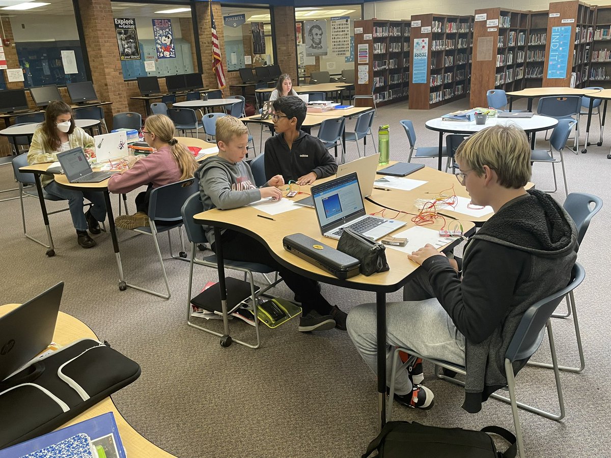 BoroLibrary's tweet image. .@Springboro_SJHS .@SpringboroSuper .@BoroPantherNews In honor of Computer Science Week, Mrs. Nothstine’s, Mrs. Hale’s, &amp;amp; Mrs. Teufel’s 7th Grade Science classes were in @BoroLibrary this week to learn about using @makeymakey to create circuits that will control computers.