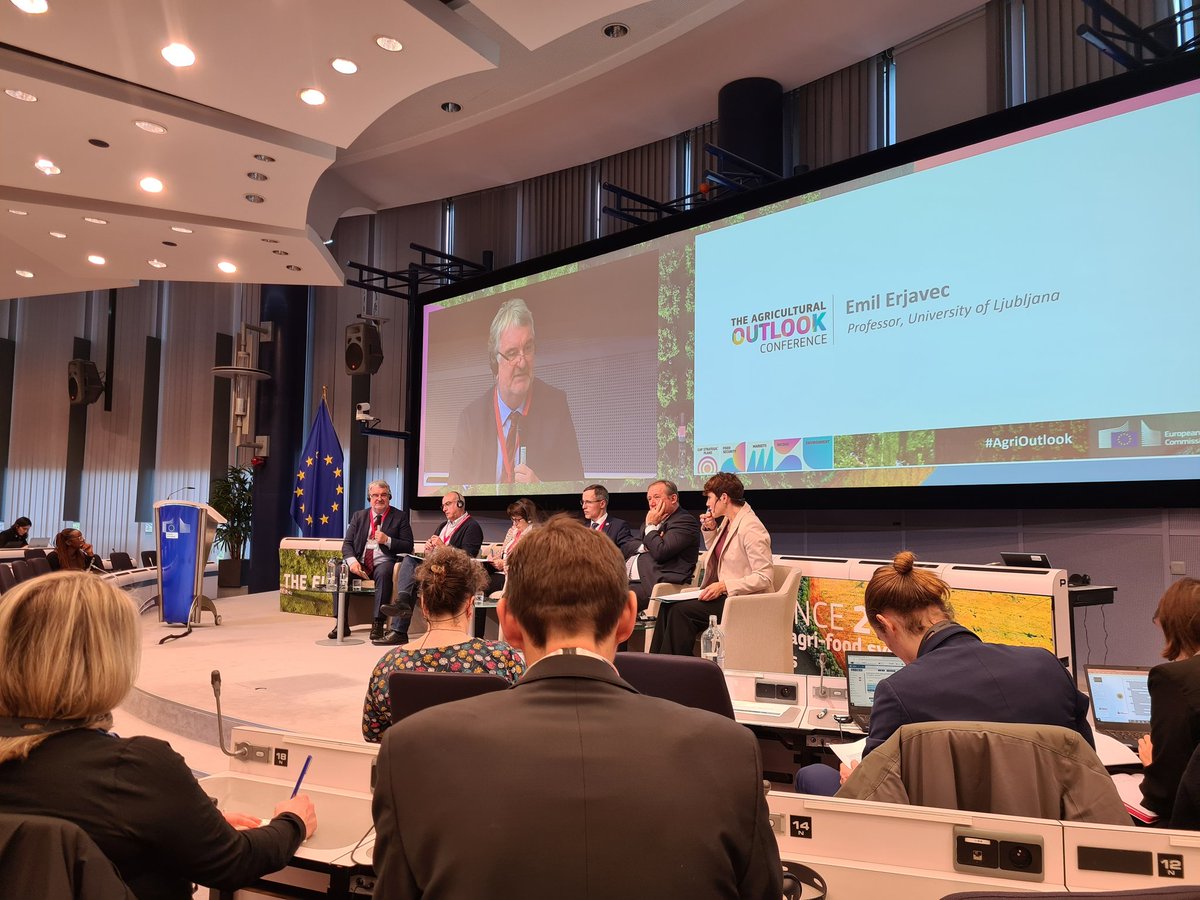 iperezdom's tweet photo. Today's #AgriOutlook shows that agricultural policies need to square the circle, caring for 🏕 🏞 🐷while ensuring 🌽🧀🥖 https://t.co/4DiD5VcuKn