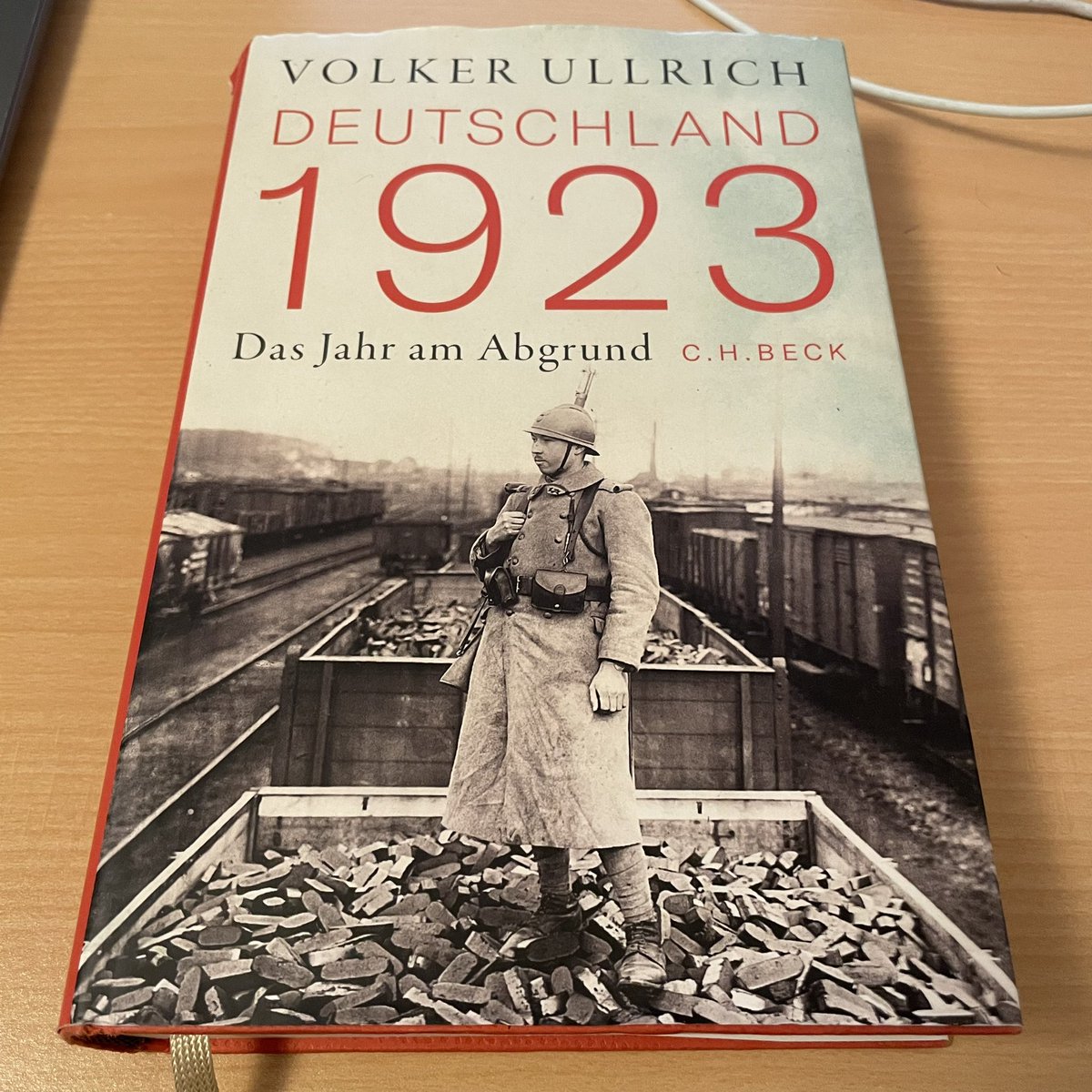 In diesem lesenswerten Buch wird der Hitler-Putsch 1923 als grotesk und dilettantisch beschrieben. Wer das gestrige Einschreiten gegen rechtsextreme Umsturzpläne skurriler Gestalten für übertrieben hält, sei daran erinnert, wie schnell aus bekloppten Plänen Realität werden kann.