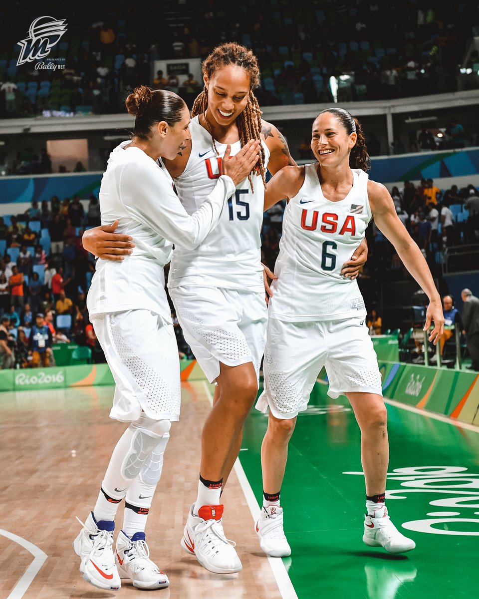 togethxr's tweet photo. BG IS FREE 💛 @brittneygriner https://t.co/zAlbPkLOji