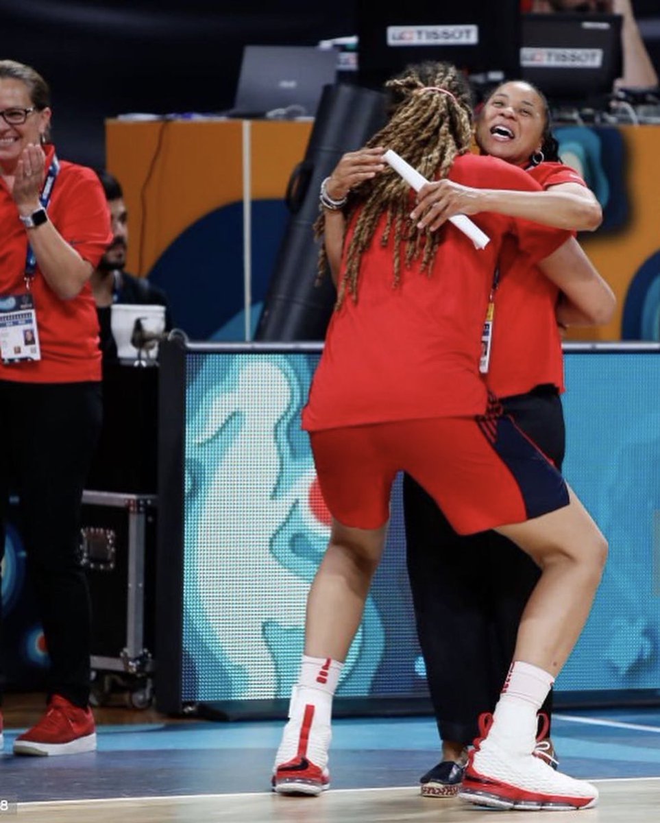 togethxr's tweet photo. BG IS FREE 💛 @brittneygriner https://t.co/zAlbPkLOji