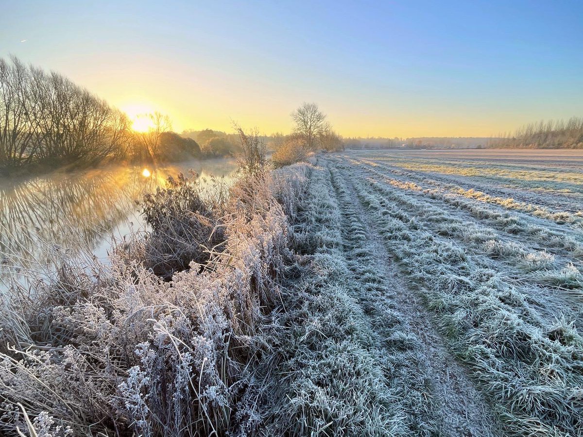It’s finally that time of the year for frosty sunrise runs along the river 💙