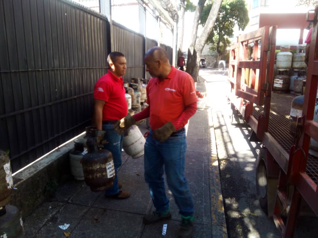 donde_quiera's tweet photo. #ENTERATE
Con el despacho de GLP, PDVSA Gas Comunal logra acortar el tiempo de distribución del gas doméstico en diferentes sectores de la parroquia San Bernardino de la ciudad de Caracas. 
#GestiónParaElPueblo 
#PlenoComoLaLunaLlena https://t.co/Rx4Jlj63El