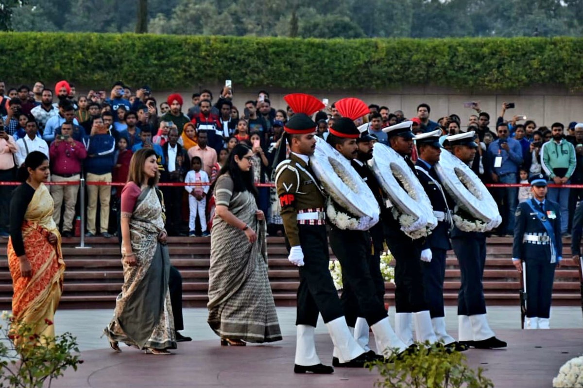 salute2soldier's tweet photo. In a heartfelt tribute to their comrades on the first death #anniversary of Late Gen Bipin Rawat, #CDS, Mrs Madhulika Rawat, Brig LS Lidder &amp; Lt Col Harjinder, along with ten other Offrs, JCOs &amp; men, homage was paid to the departed souls at #AmarJawanJyoti at #NationalWarMemorial https://t.co/Cb0uLwx98B