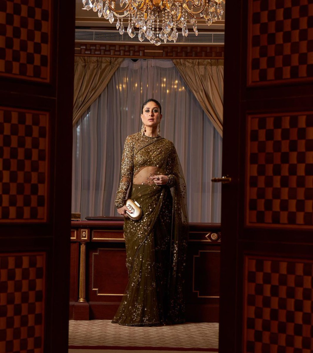 versis_ent's tweet photo. Right or straight... she's left us speechless 😍🔥✨

Kareena Kapoor Khan at the Red Sea International Film Festival! 

Glam courtesy: @Teasemake ❤️

#VersisEntertainment #VersisXKareena #VersisXTarannum #VManage #KareenaKapoorKhan #TarannumKhan https://t.co/HKY4AgVltp