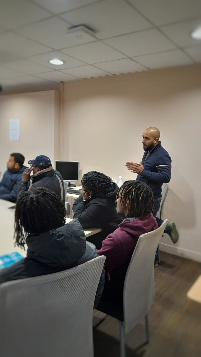 Lorylo_lartiste's tweet photo. Dans le même temps et toujours en direct, 👏🏽 à Aissam El Masmoum conseiller #sphereemploi au @poleemploi_IDF de #lacourneuve qui présente ce jour les métiers de l' #aeroportuaire aux demandeurs d'emploi présents ! #tousmobilisés #avecpoleemploi https://t.co/5FGhVWtuV3