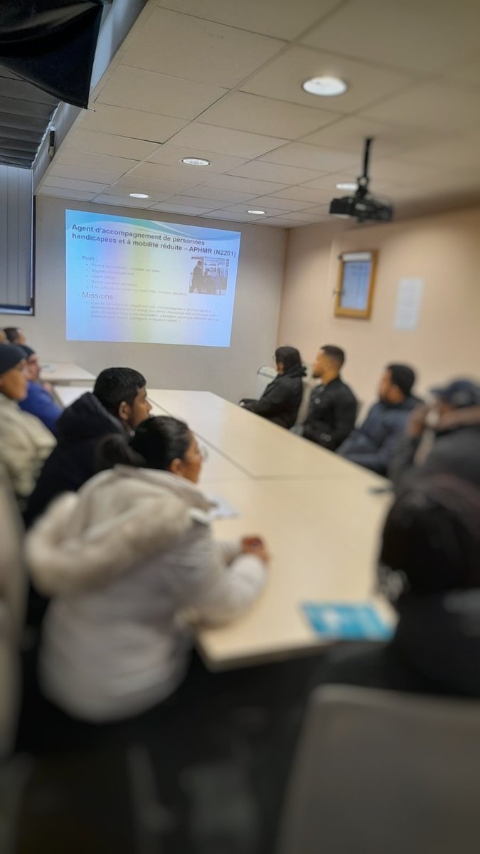 Lorylo_lartiste's tweet photo. Dans le même temps et toujours en direct, 👏🏽 à Aissam El Masmoum conseiller #sphereemploi au @poleemploi_IDF de #lacourneuve qui présente ce jour les métiers de l' #aeroportuaire aux demandeurs d'emploi présents ! #tousmobilisés #avecpoleemploi https://t.co/5FGhVWtuV3