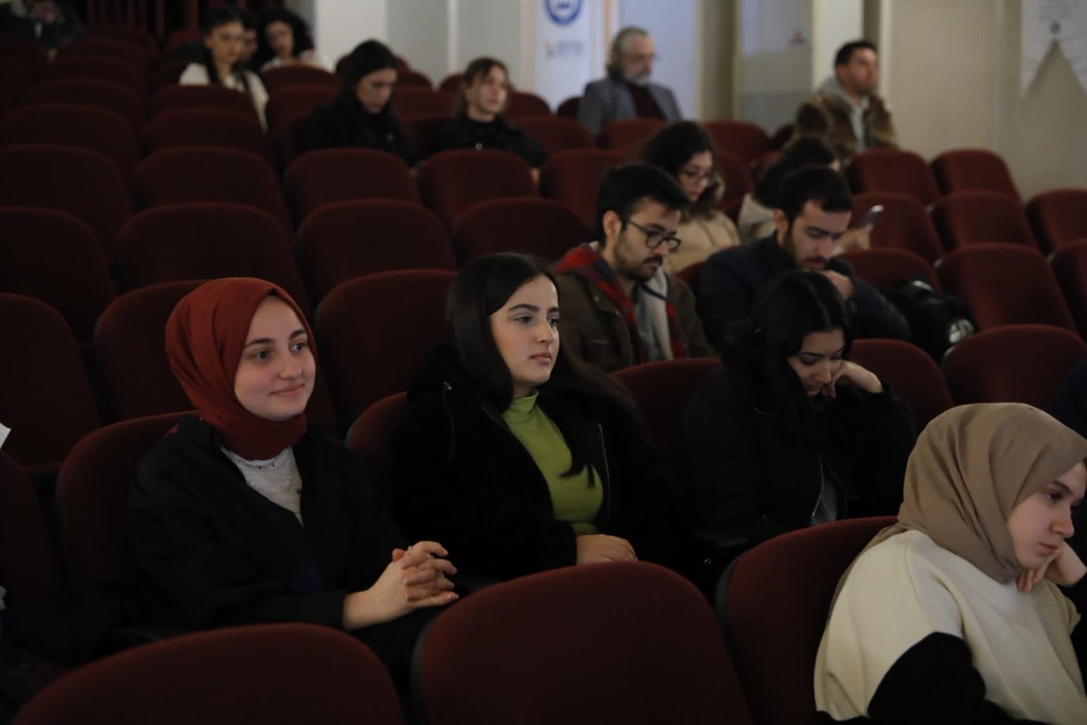 sehirdusuncemer's tweet photo. Şehir Düşünce Merkezi Bilim Kurulu olarak katılım sağladığımız “6. Sivil Strateji Sempozyumu”nda, “Esenler’in Deprem Odaklı Kentsel Dönüşüm Stratejisi” hakkında sunumumuzu gerçekleştirdik.

@canaynura 
@Adilsenden 
@chn_aktas 
@cihandinar https://t.co/puxZPgEJjk