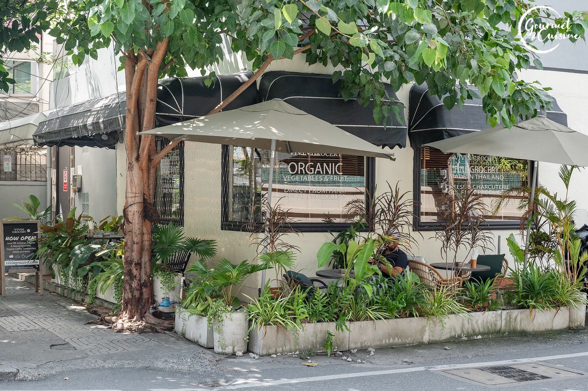 gourmetthai's tweet photo. VIVIN Grocery - Café Asok คาเฟ่และร้านชำที่คัดสรรวัตถุดิบออร์แกนิกและอาร์ติซานทั่วไทยมารวมไว้ในที่ ณ บริเวณหัวมุมสุดแสนน่ารักและอบอุ่นในซอยสุขุมวิท 19 พร้อมเสิร์ฟเมนูตามแนวคิด ‘Shelf to Plate’
.
📍ซ.สุขุมวิท 19
⏰ อา-จ 9.00-19.00 น. พ-ส 8.00-19.00 น.
#gourmetandcuisine
#gcreview https://t.co/lG4dw77hXC