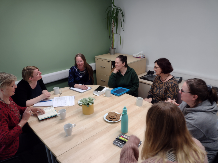 PlymUniIOE's tweet photo. ECS student Chloe Chiplin, Music PhD student @rachelhorrell, @Louisewebber16 (ECS programme lead), @KarenWickett1  (lecturer) and @EarlyYearsMusic (Soundwaves project lead)  wrote an article about their learning during Soundwaves Network SW.  
https://t.co/7RwWDhA6c5 https://t.co/Vr4z4BbaPq