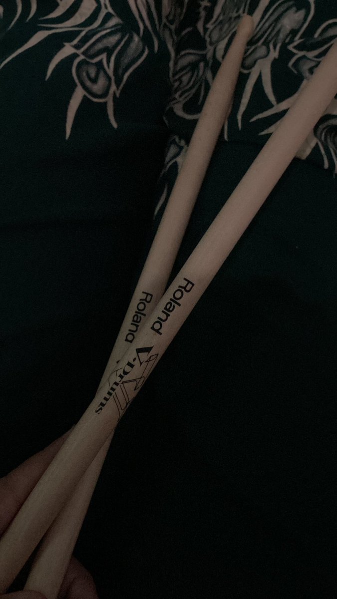 _CGVV7's tweet photo. Socmed gw banyak seliweran workout nih. Punya stick drum dipake buat pound bisa kali yaa? https://t.co/8YIiAB4FjE