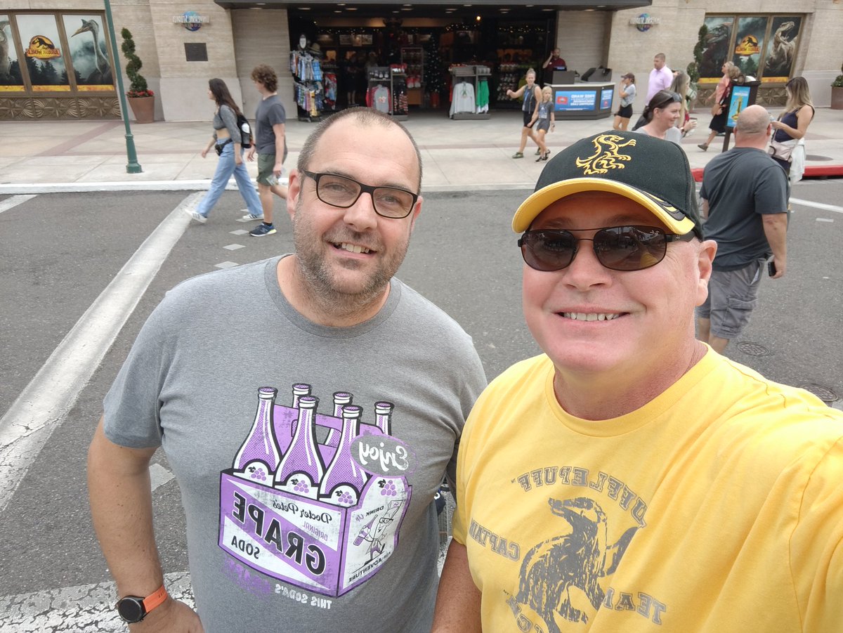 thardy1973's tweet photo. @UniversalORL Meeting Rik's Flix as we were  leaving the park on our last day. https://t.co/wM29NmXbs2