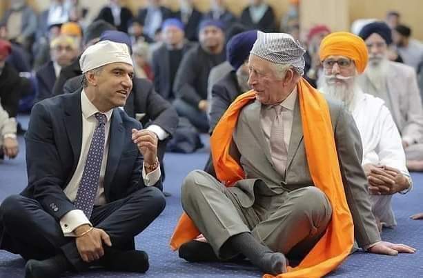 majhail_84's tweet photo. ਜ਼ਰਾ ਸੋਚੀਏ ..?
ਅੱਧੀ ਦੁਨੀਆਂ ਦਾ ਮਾਲਕ ਇੰਗਲੈਂਡ ਦਾ ਰਾਜਾ ਗੁਰੂ ਗ੍ਰੰਥ ਸਾਹਿਬ ਜੀ ਦੀ ਹਜ਼ੂਰੀ ਵਿੱਚ ਸੰਗਤ ਦੇ ਬਰਾਬਰ ਦਰੀ ਉਤੇ ਬੈਠਾ,,ਪਰ ਬੜੀ ਸ਼ਰਮ ਵਾਲੀ ਗੱਲ ਆ ਜਦੋਂ ਸਾਡੇ ਪੰਜਾਬ ਕੋਈ ਬੀੜੀਆਂ ਪੀਣਾਂ ਦੁੱਕੀ ਦਾ ਲੀਡਰ ਗੁਰੂ ਘਰ ਆਉਂਦਾ ਸਾਡੇ ਵਾਲੇ ਗੁਰੂ ਗ੍ਰੰਥ ਸਾਹਿਬ ਜੀ ਦੀ ਹਜ਼ੂਰੀ ਵਿੱਚ ਪੀੜੀਆਂ ਜਾਂ ਗੱਦੀਆਂ ਉੱਤੇ ਬਿਠਾਉਂਦੇ ਨੇਂ . https://t.co/4nEFQLlylB