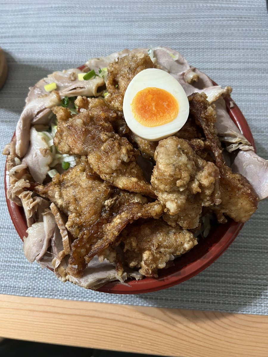 YoriiTeam's tweet photo. またまた久しぶりの #二代目蝦夷 のテイクアウト！
この愛情たっぷりのデカ盛りは最高だし、そしてオーナーの岡安さんはじめ従業員の皆様の気持ちの良い笑顔あふれる熱い接客は行くたび帰り道自然と笑顔が移ってます😊
今からいただきま〜す😋 https://t.co/RjJkoj8plK