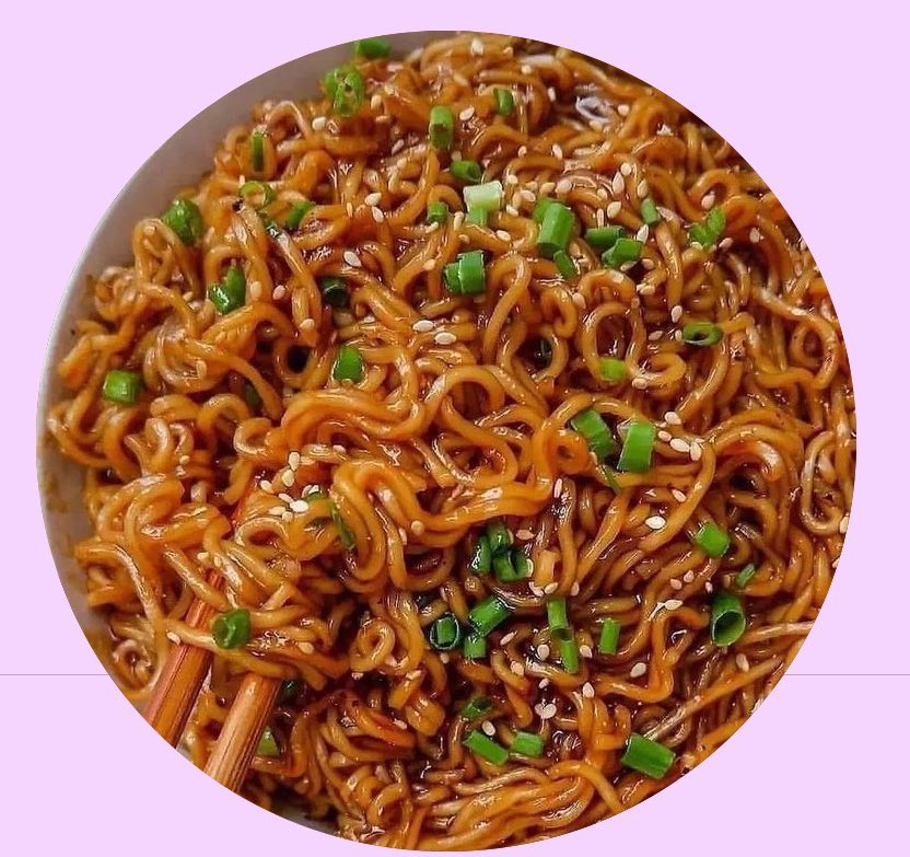 بما اننا دخلنا فتره الشتاء وبدا الليل يصير اطول؟ اغلبنا صار يسوي له اندومي عشان يسد الجوع هذا  ثريد...