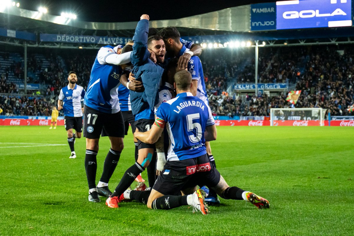 Alaves's tweet photo. 🤯 El último #AlavésLevante fue una 𝐋𝐎𝐂𝐔𝐑𝐀.

📸 Fotos que nos siguen poniendo la piel de gallina.

🔥 ¡Repitamos el lunes!

#AltaLaFrente 🔵⚪️ https://t.co/SDXo3CoCcI
