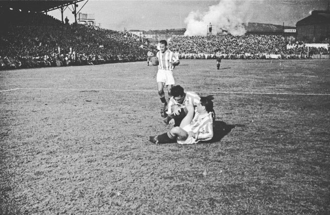 FutbolNortenyo's tweet photo. El Baraka, chavalada. Años 40-50 del siglo pasado. #IconosNorthern @BarakaldoCF https://t.co/B5jGqwY6Hd
