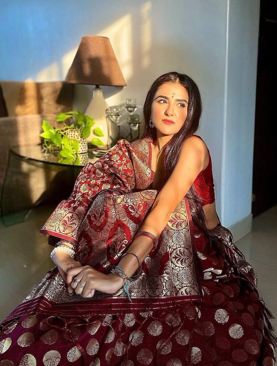 Laxmishakhi's tweet photo. #ShauryaAurAnokhiKiKahani #Devir #Debattamasaha #Debaatamasaha #Shakhi #Anokhi #Mithai 

When life throws rain days,
        Play in the puddles . 

Love my doll #DebattamaSaha missing you so please plz jaldi ana humari #Anokhideba https://t.co/rzbNCYri3b