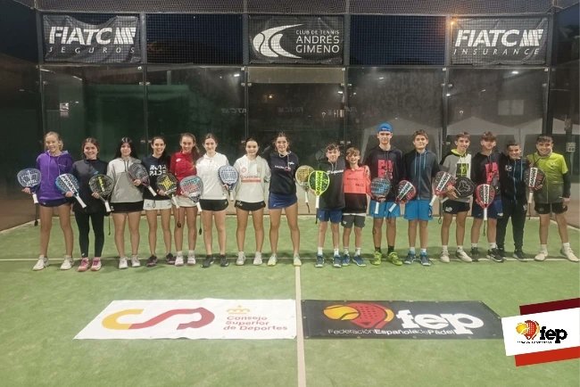 padelfederacion's tweet photo. 𝘊𝘖𝘕𝘊𝘌𝘕𝘛𝘙𝘈𝘊𝘐Ó𝘕 𝘋𝘌 𝘔𝘌𝘕𝘖𝘙𝘌𝘚 

👉🏽 Desde el día y hasta hoy, 8 de diciembre
📌 Club de Tenis Gimeno (Castelldefels, BCN) 

➡️ Noticia completa y fotografías en https://t.co/iZVqjiCnZH 

#MenoresFEP #FEP https://t.co/lZkQzdEQJn