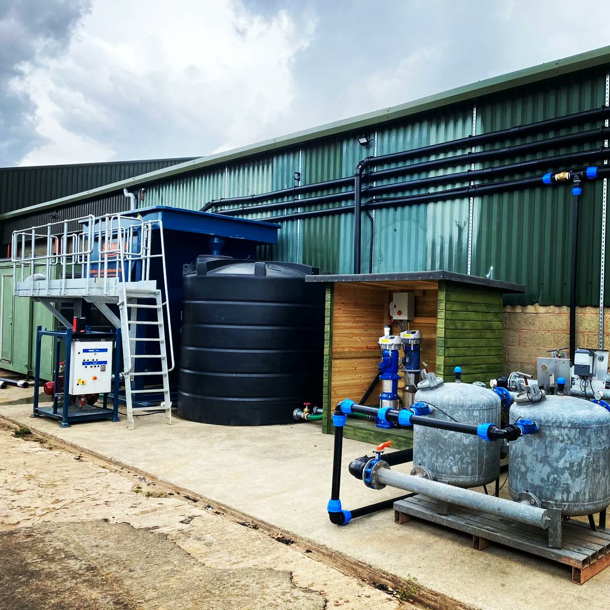 agri_management's tweet photo. Over the last 18 months we have been working with a fresh produce pack house in Worcestershire.

We have installed:
-Siltbusters
-Hydrocyclones
-Screen filters
-Disk filters
-Sand filters

They have now got clean recycled water ready to be put into use once again. https://t.co/DwqQOlFlSD