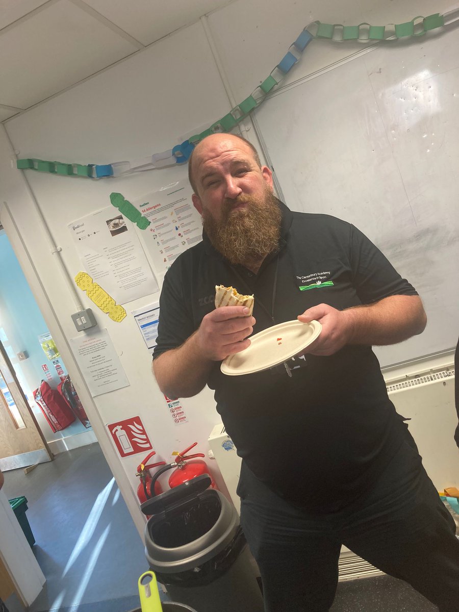 KentVRU's tweet photo. Another day on the road with @CommandoChef. Today we were with young people in Canterbury. Great to have discussions around their future whilst learning that knives are for the kitchen not the street!! Food enjoyed by all. #knifefree #educate #BOOM💥#Commitmentpledge https://t.co/7mJYcMevsw