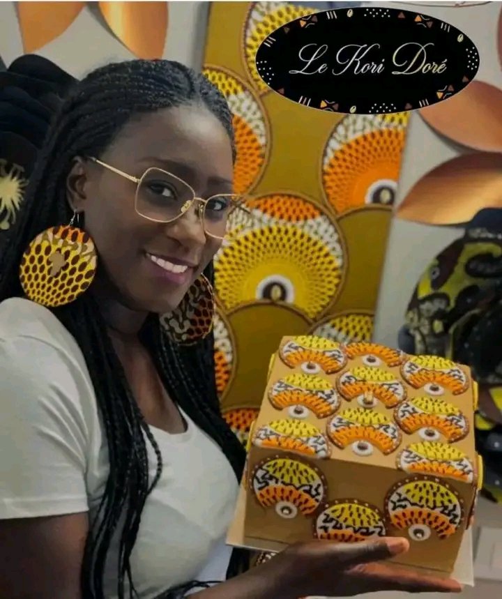 ottou_sydney's tweet photo. A 40 ans cette maman de 3 enfants est passée d’informaticienne à désigner des gâteaux aux motifs afro.
C’est une pâtisserie qui dessine des tissus traditionnels afros sur des gâteaux. Du bogolan (tissu malien) en passant par le célèbre Wax.
Magnifique!!! https://t.co/k31ZaoHazT